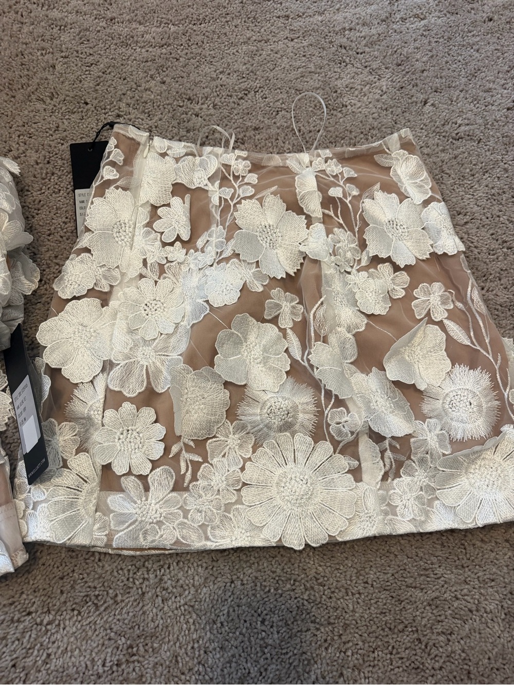 Elliatt 2 piece white skirt set! - Picture 3 of 7